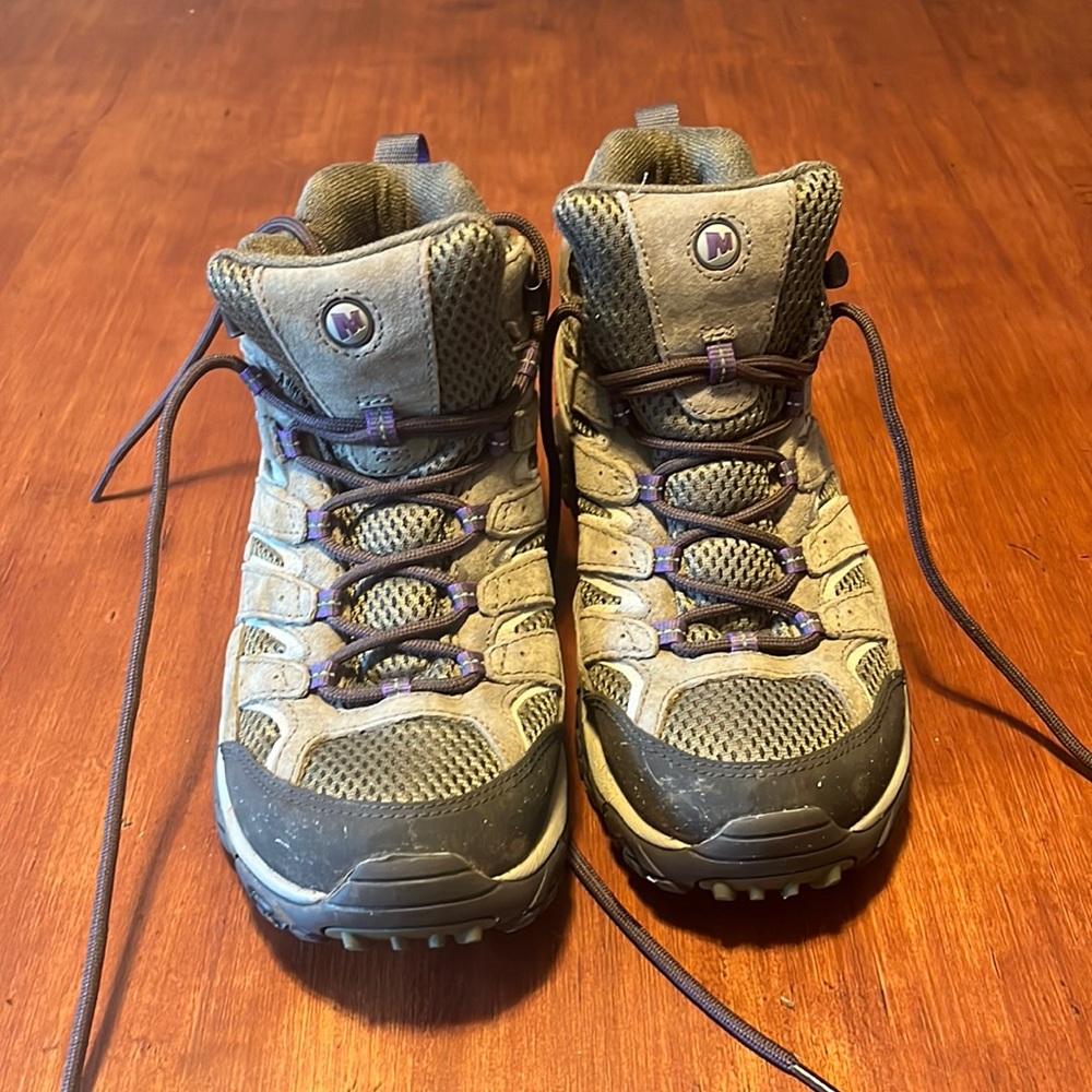 MERRELL HIKING BOOTS!